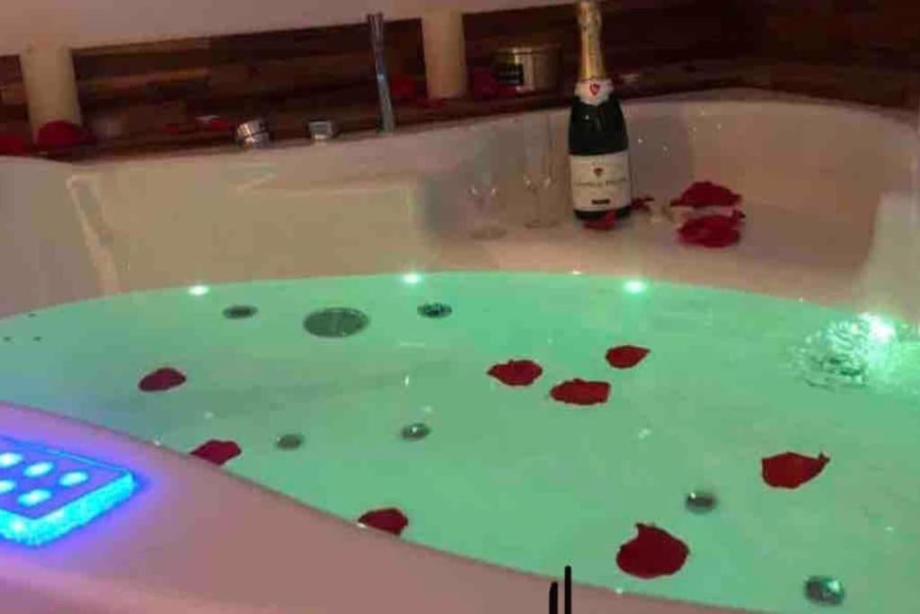 Sejour Detente Au Coeur De Macon Spa,Cine,Bouteille Offerte エクステリア 写真